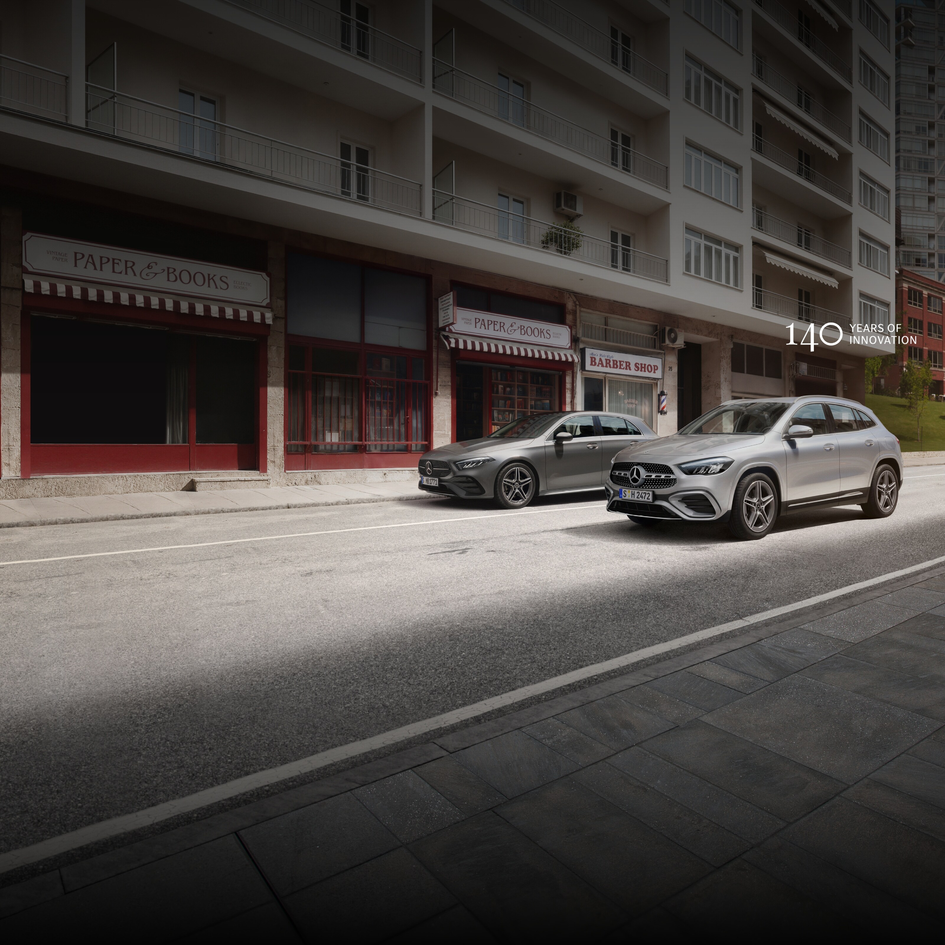 Classe A e GLA | Mercedes-Benz Classe A e GLA di lato con sullo sfondo dei palazzi