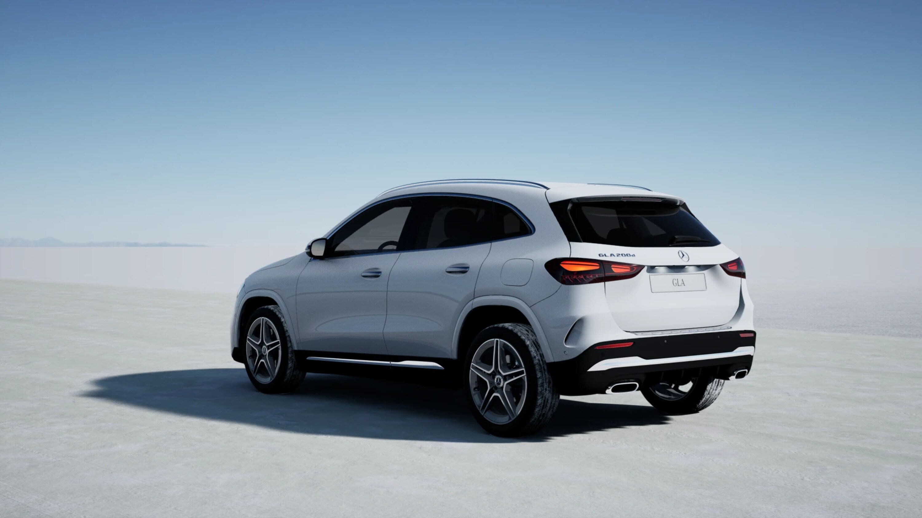 GLA | Mercedes-Benz GLA vista posteriore su sfondo con tramonto
