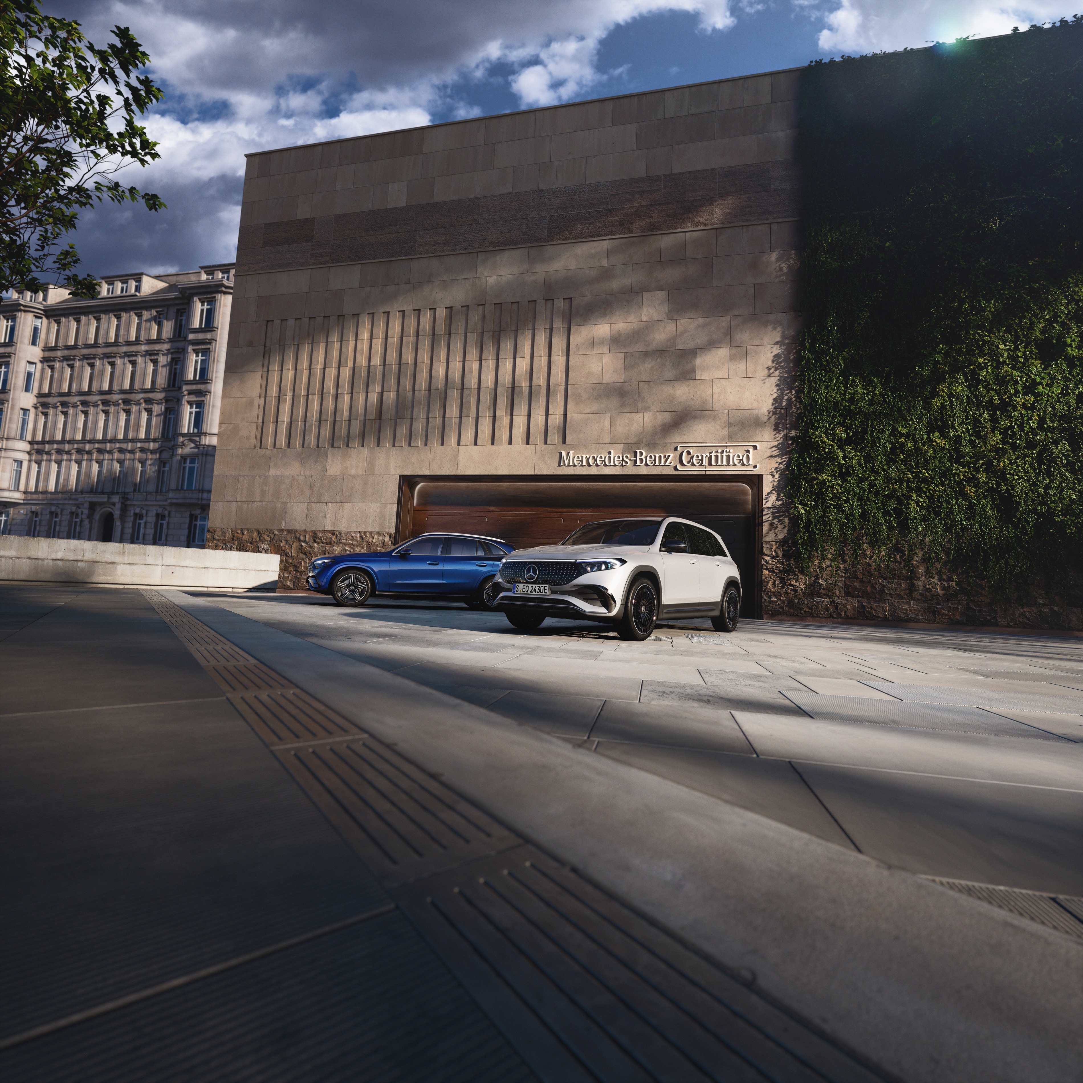 Due vetture Mercedes-Benz Certified davanti a un concessionario