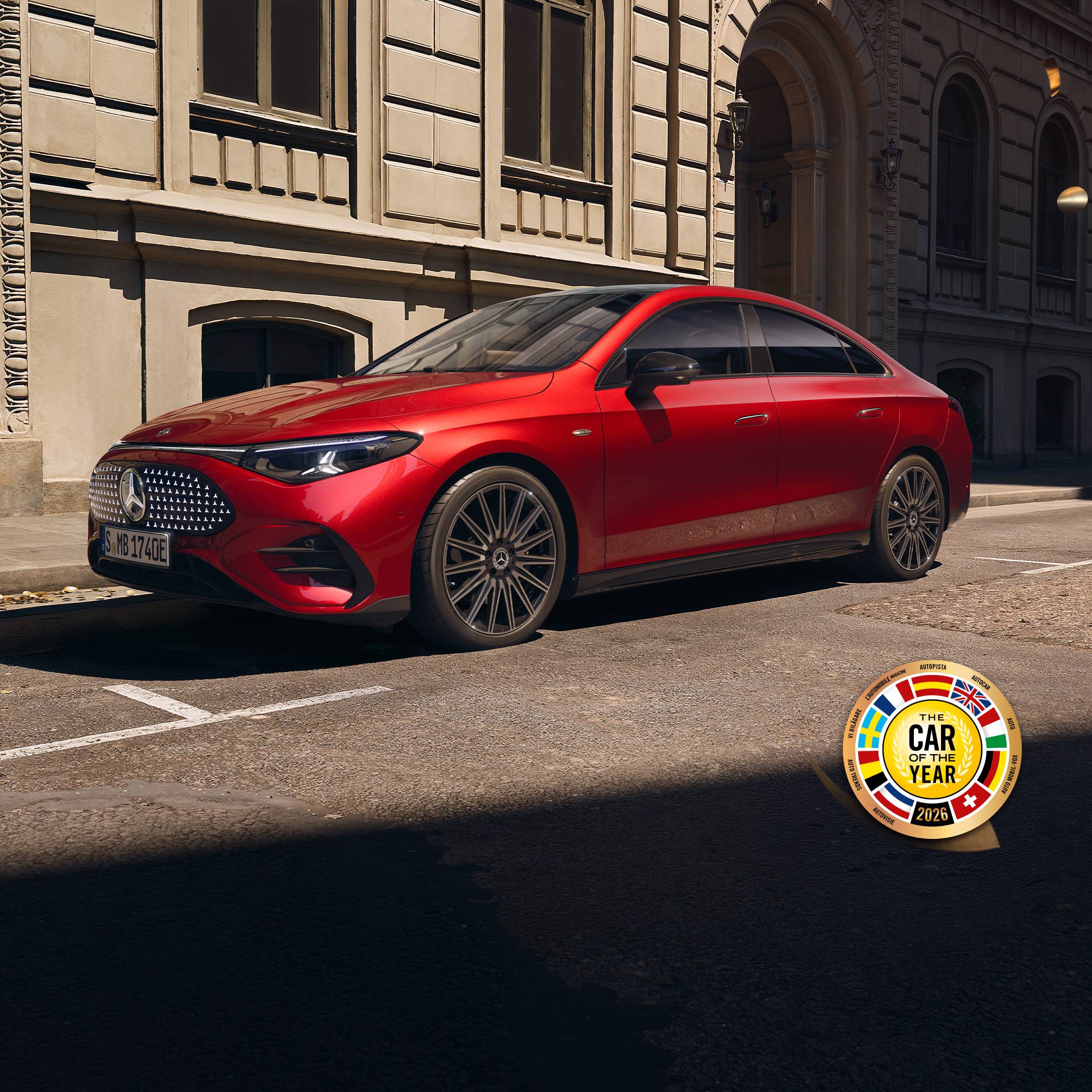 Mercedes-Benz CLA | Mercedes-Benz CLA elettrica di colore rosso con sullo sfondo dei palazzi