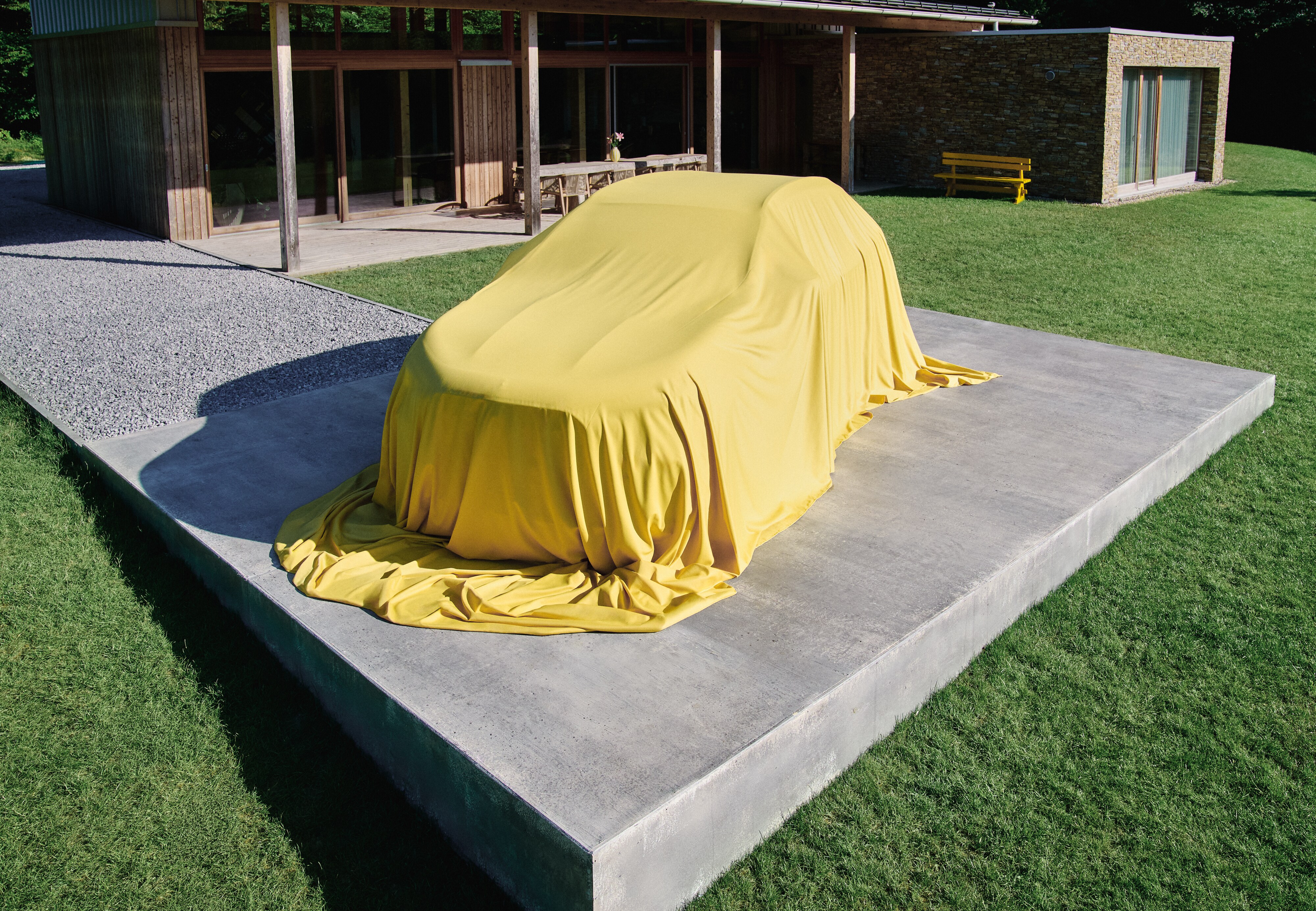 GLA | Mercedes-Benz Nuova GLA coperta da un telo giallo