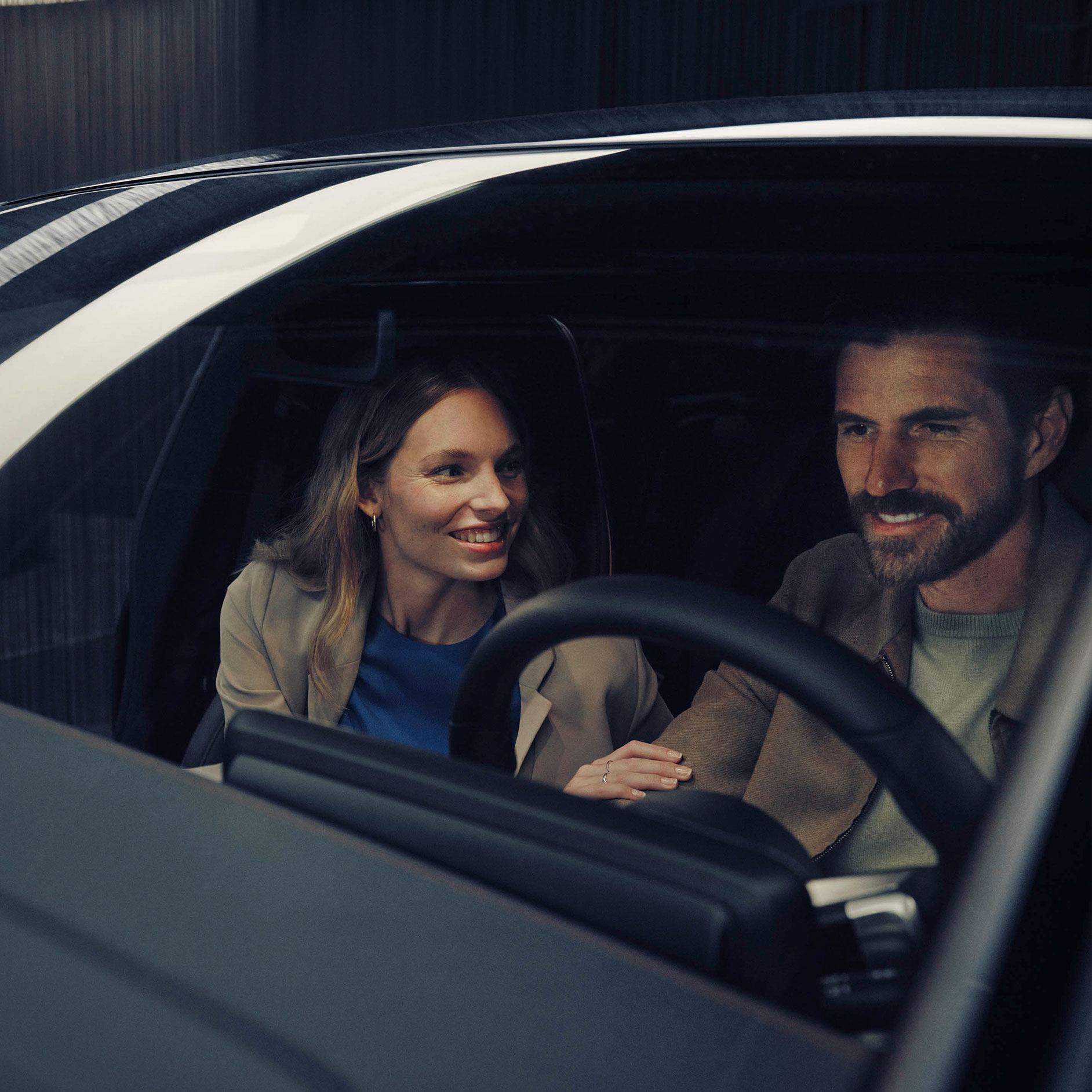 Noleggio | Financial Services | Mercedes-Benz Man and woman sitting in Mercedes-Benz EQS