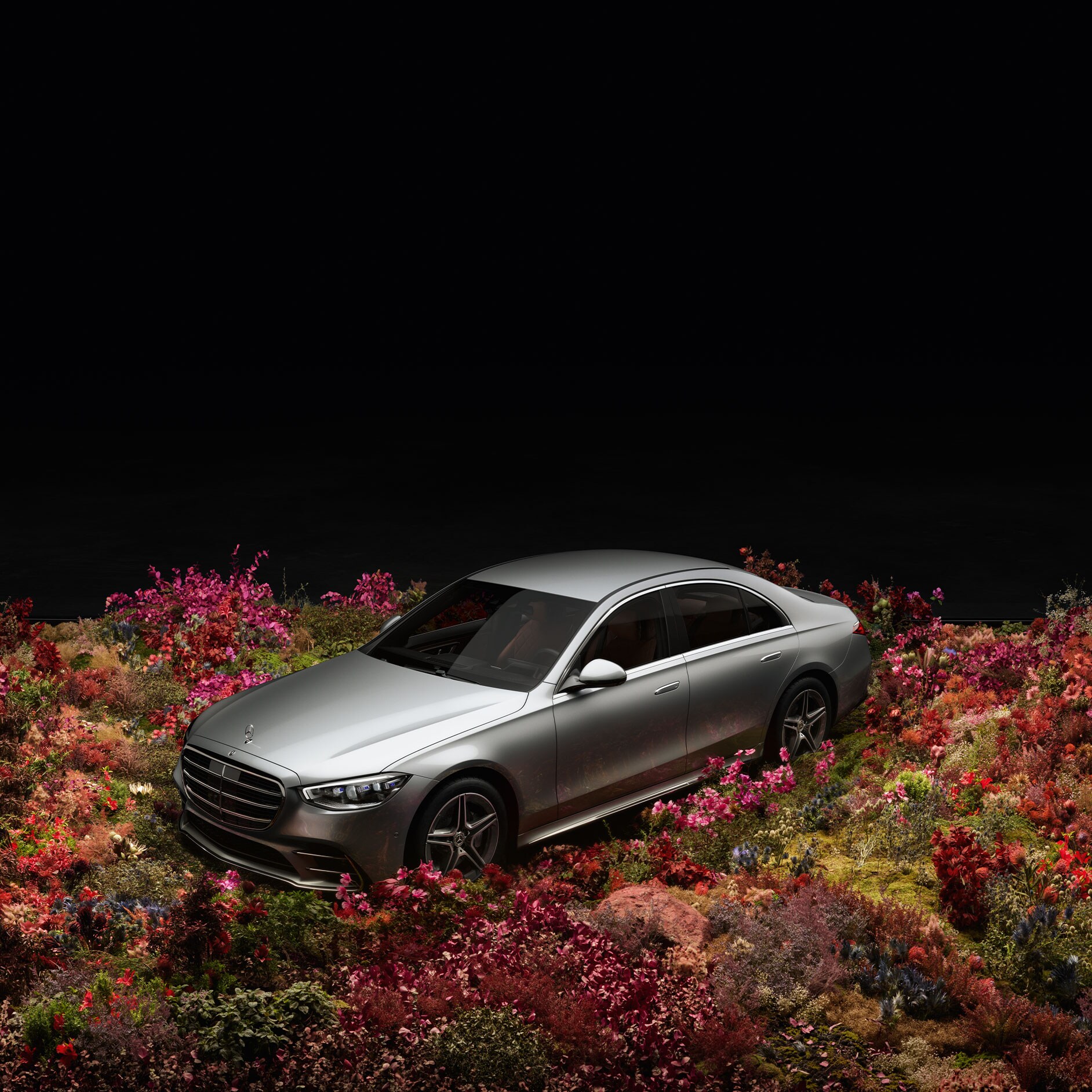 Tecnologia | Sistema multimediale MBUX | Mercedes-Benz Classe E su una distesa di fiori