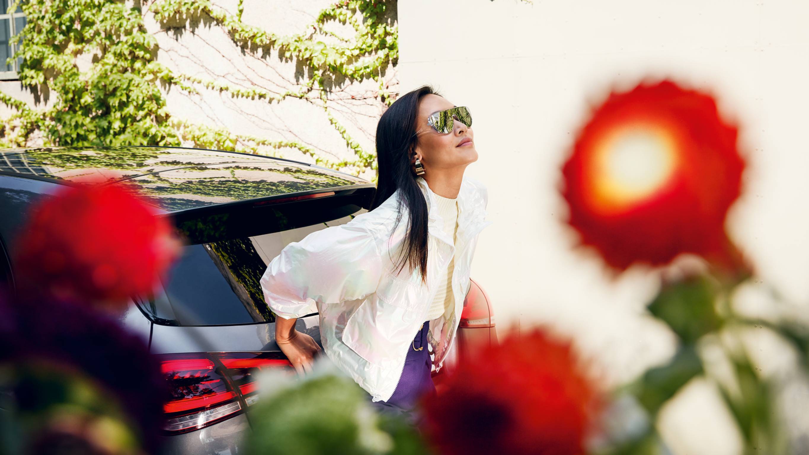 ServiceContracts Una donna appoggiata al retro della sua Mercedes-Benz