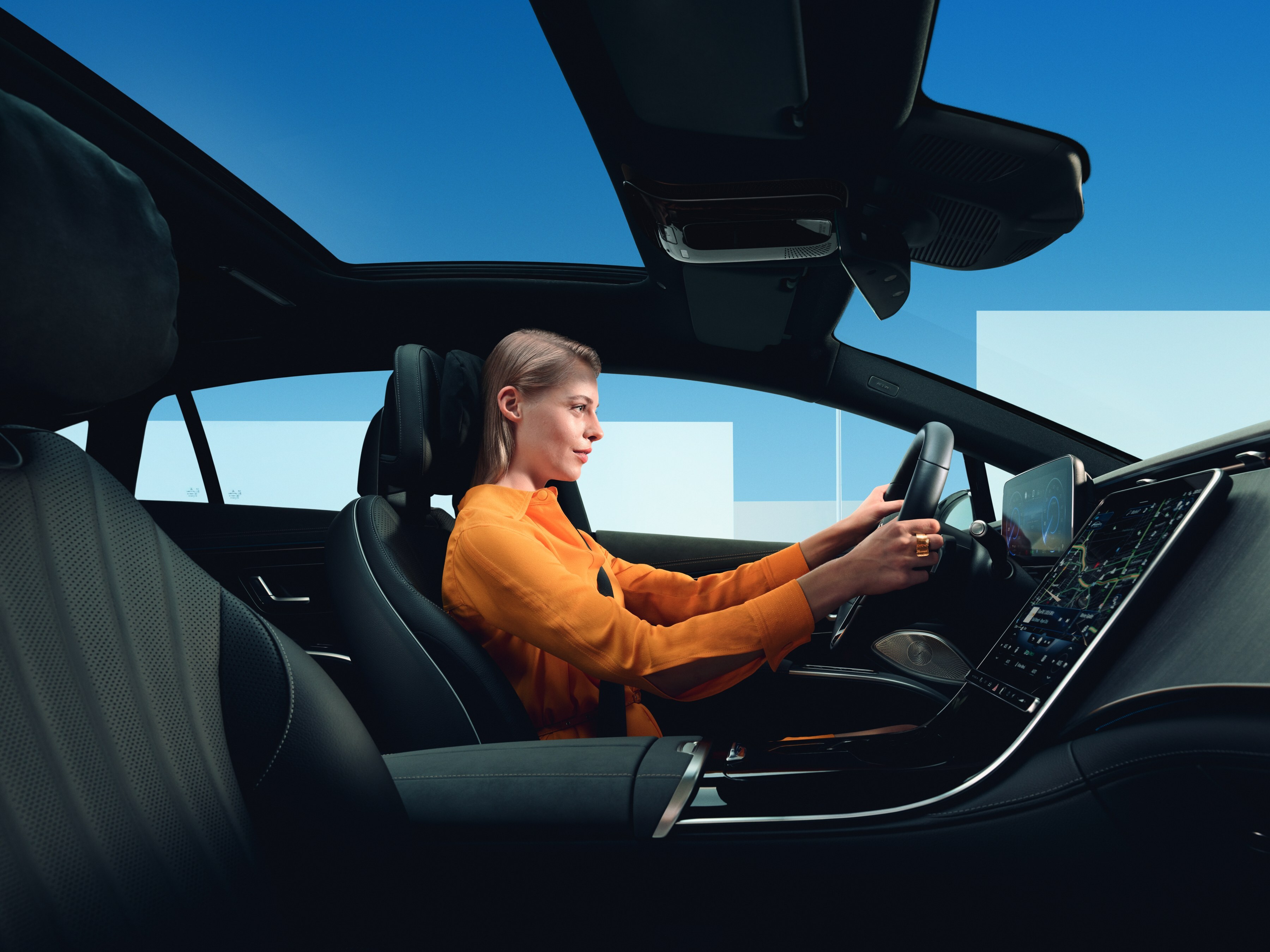 Mobilo assistenza stradale Una donna al volante di una Mercedes-Benz