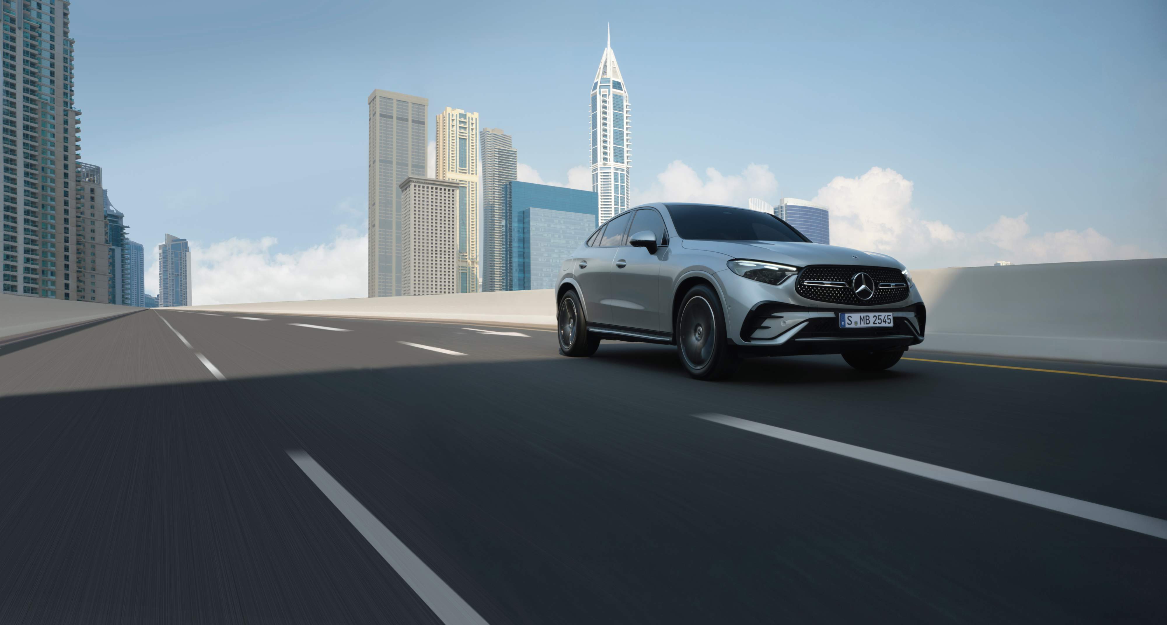 GLC Coupé coupè su una strada