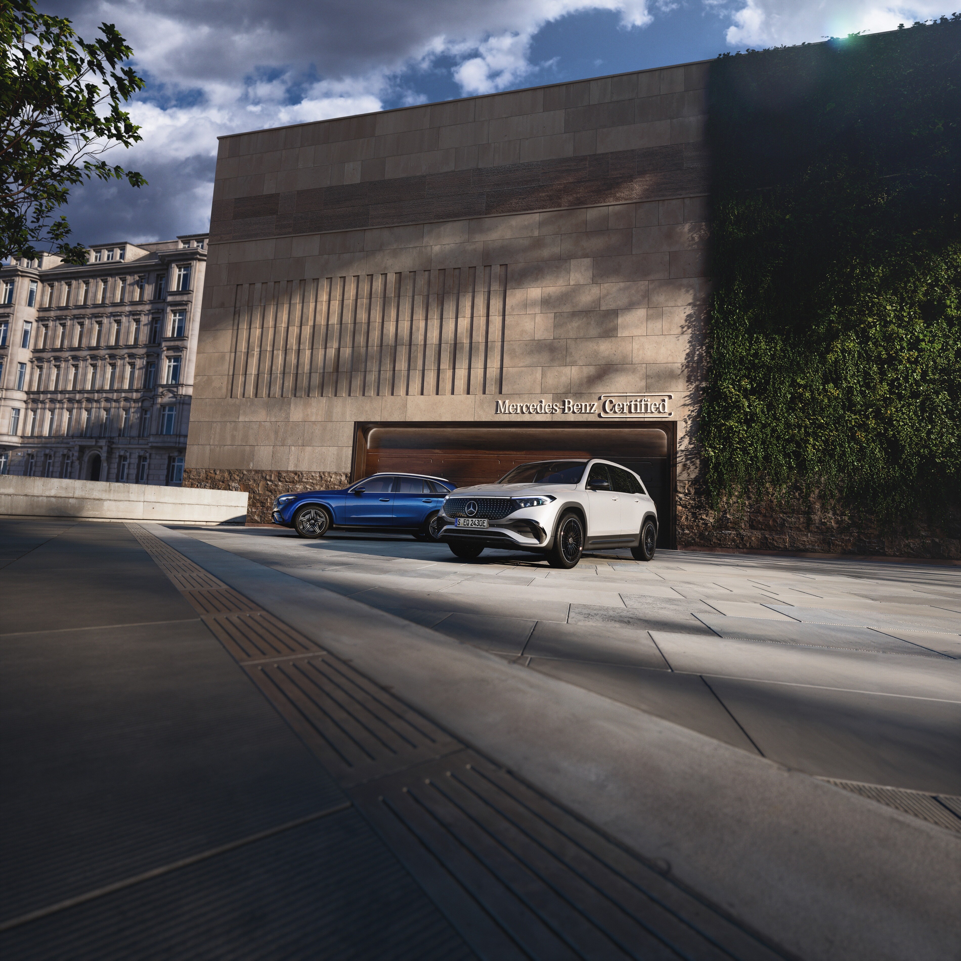 Due vetture Mercedes-Benz Certified davanti a un concessionario